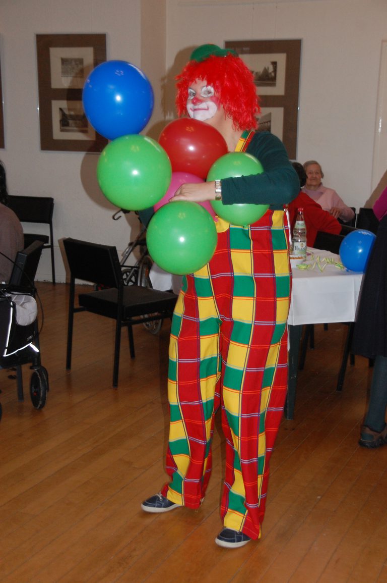 Vorführungs eines Clowns mit Ballons