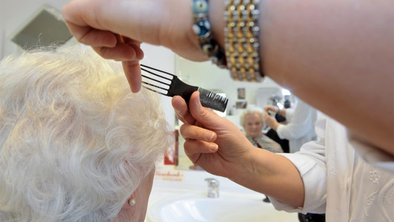 Eine Bewohnerin wird frisiert