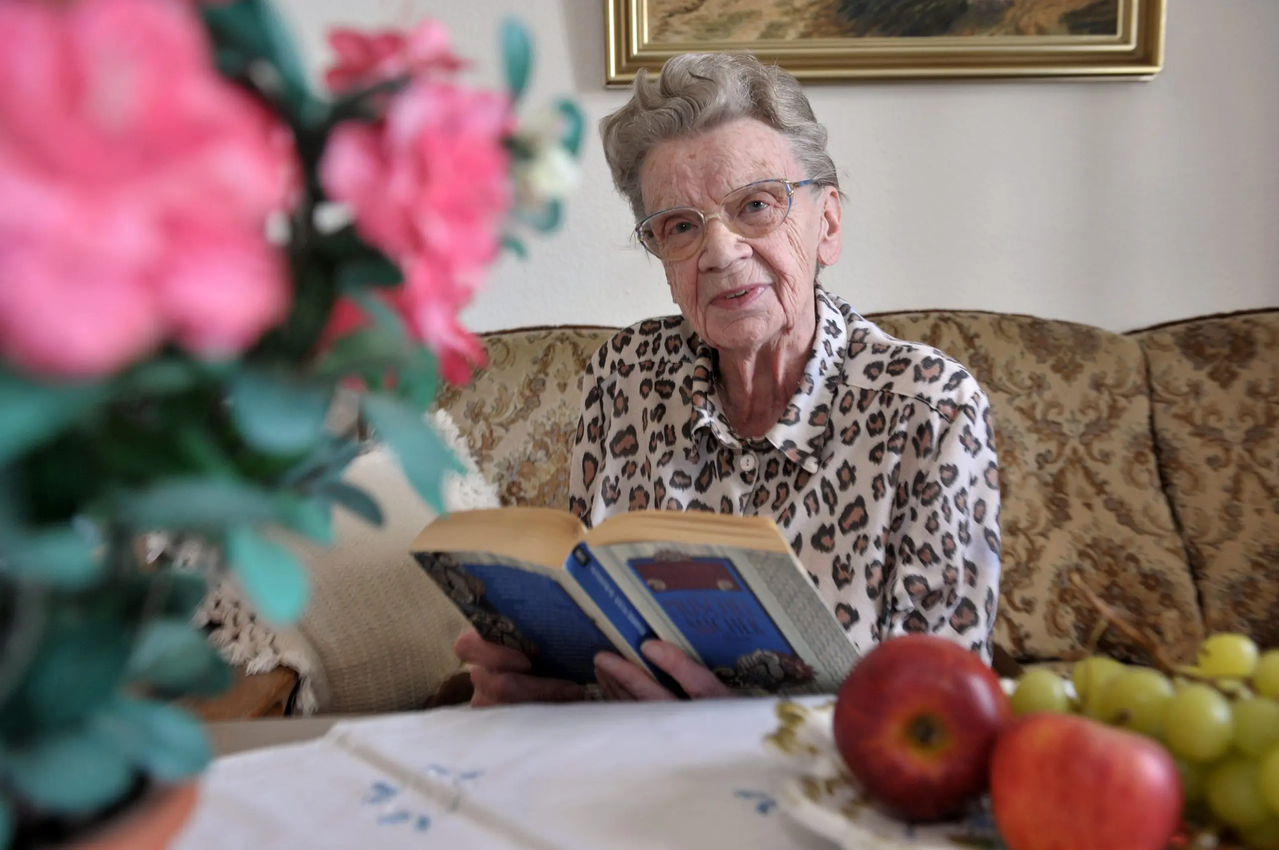 Bewohnerin beim Lesen