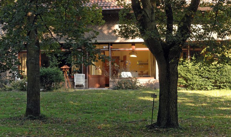 Blick in den Garten eines betreuten Wohnheims