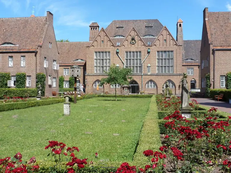 Aufnahme des Haupthauses und Innenhof im Juni bei Sonnenschein