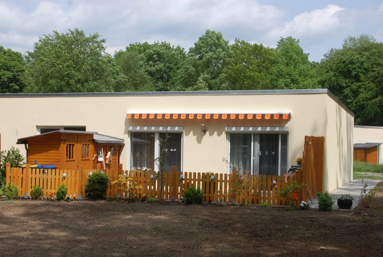 Blick in den Garten und auf die Terasse eines Wohnheims