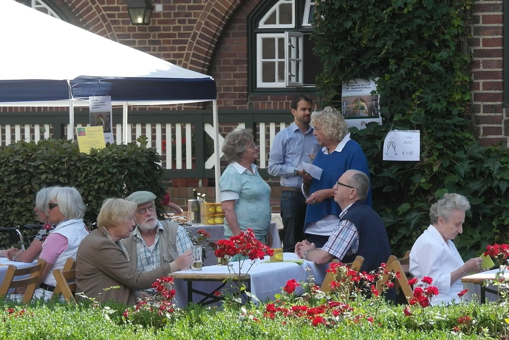 Bewohnerinnen und Bewohner beim Feiern