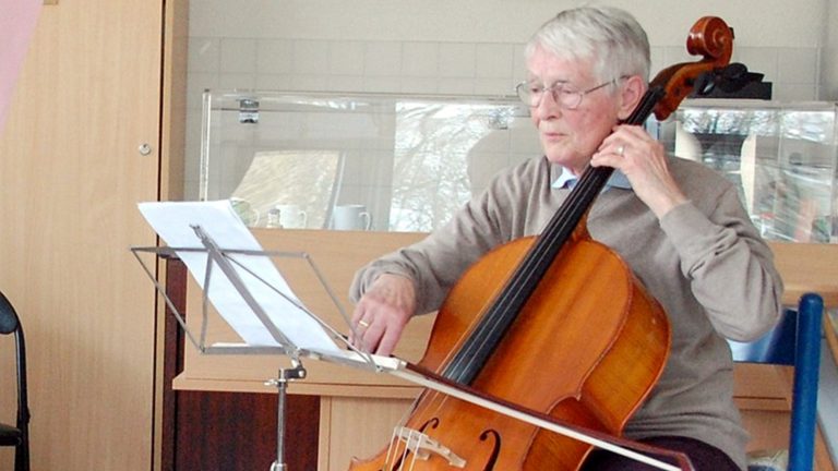 Bewohnerin spielt Cello