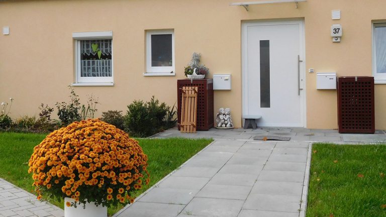 Foto vor einem Pflegeheim mich Blumen vor der Haustür
