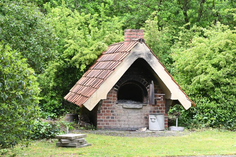 Geziegelter Ofen im Garten