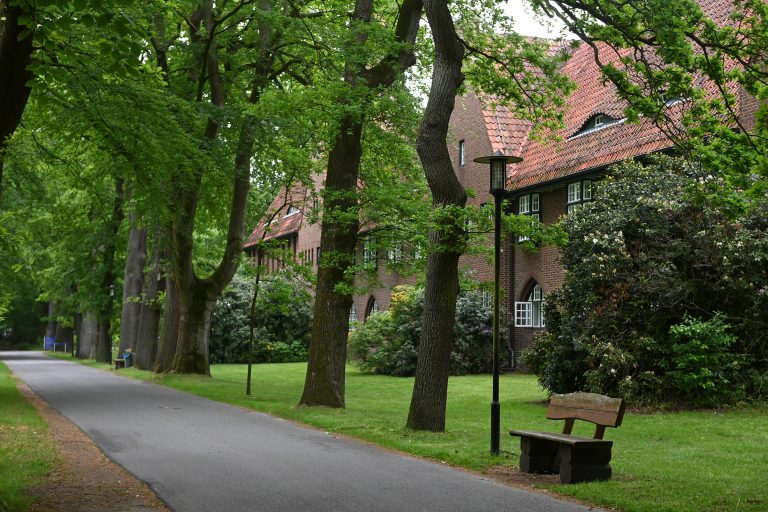 Weg zum Spazieren auf dem Gelände der Egestorff Stiftung