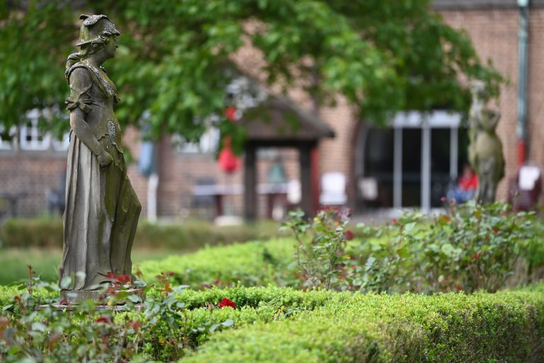 Statue im Innenhof