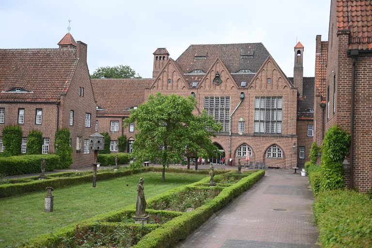 Historisches Haupthaus und Innenhof