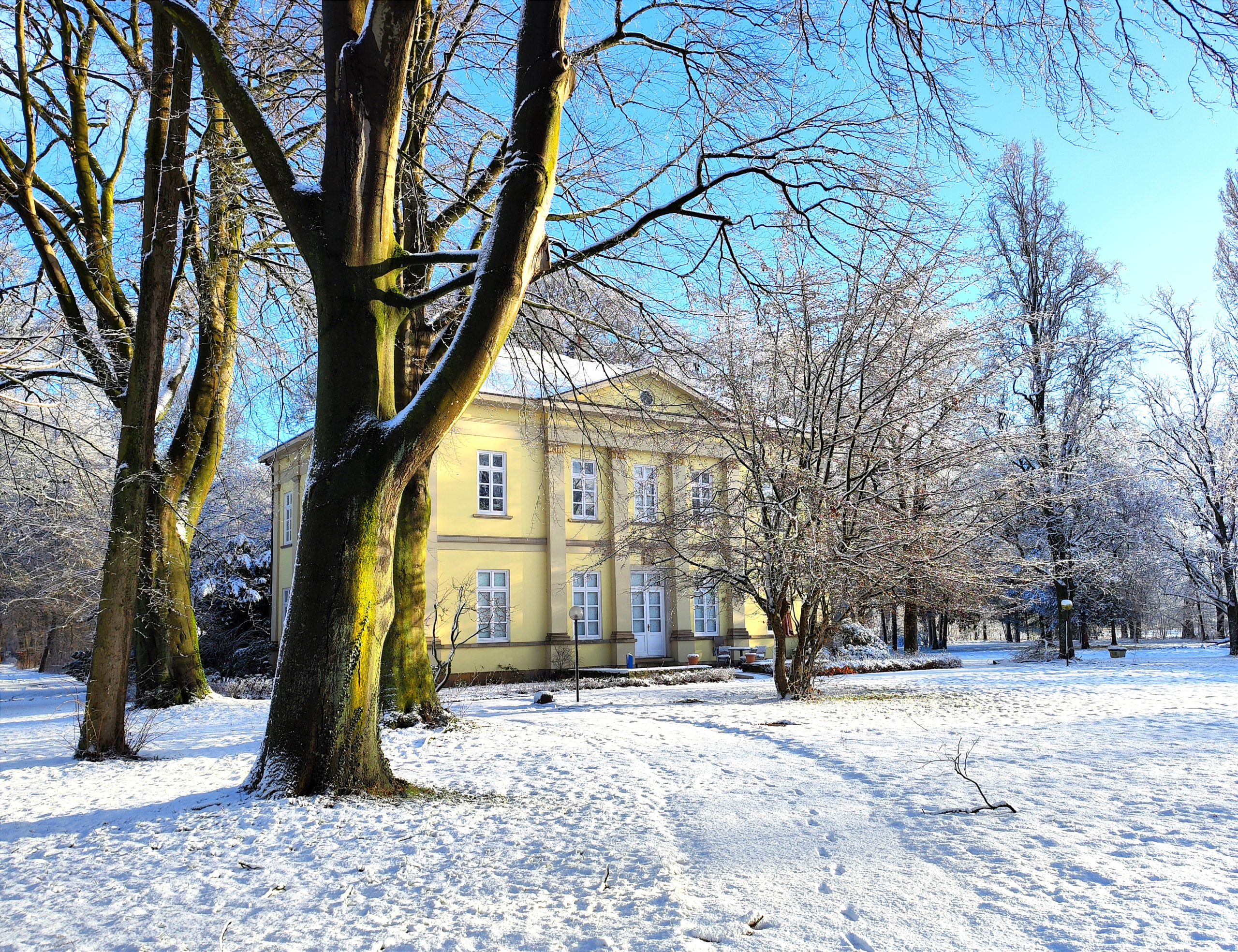 Gebäude der Egestorff Stiftung im Winter mit Schnee
