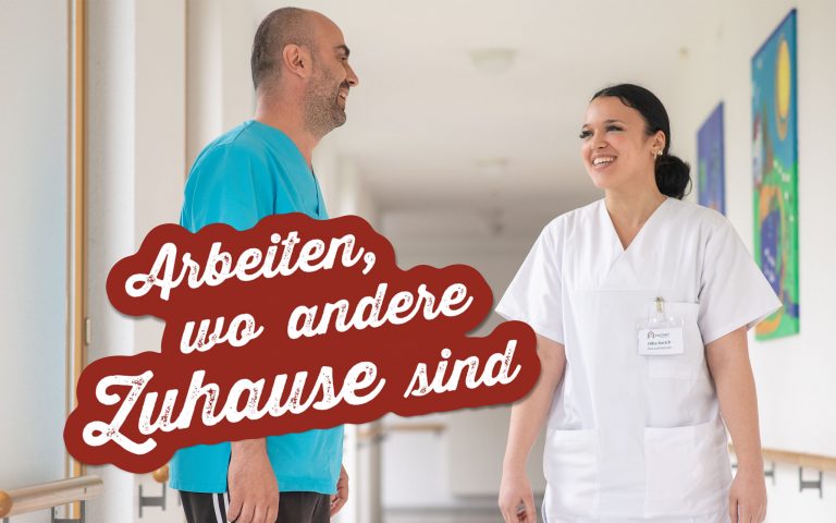 Arbeiten, wo andere Zuhause sind - eine Pflegerin und ein Pfleger unterhalten sich