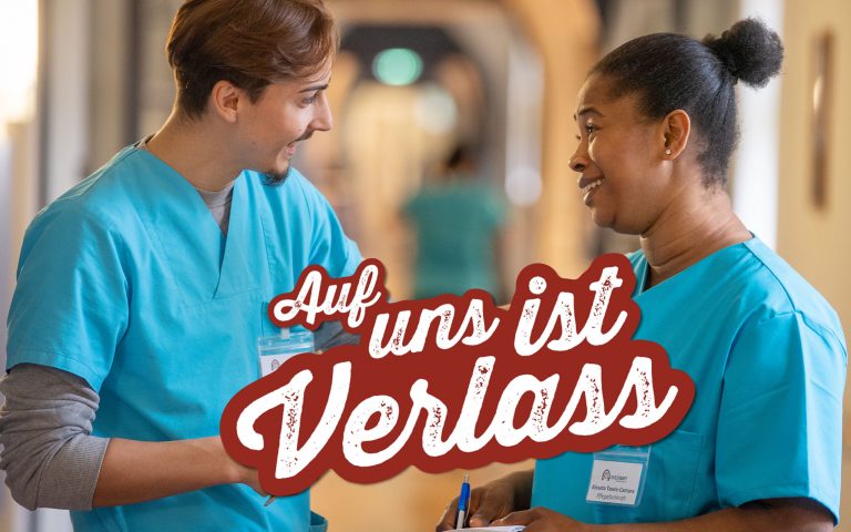 Auf uns ist Verlass - eine Pflegerin und ein Pfleger unterhalten sich