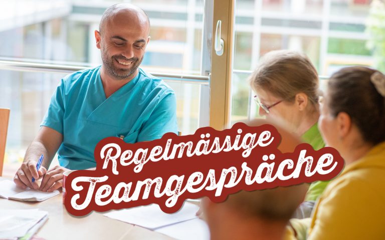 Regelmässige Teamgespräche - Pflegerinnen und Pfleger unterhalten sich