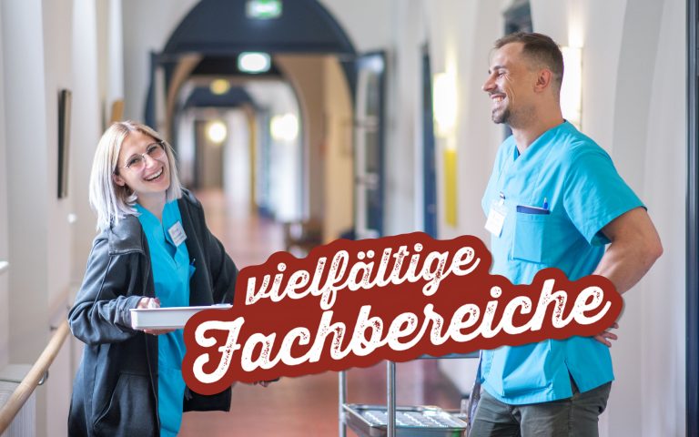 vielfältige Fachbereiche - eine Pflegerin und ein Pfleger unterhalten sich