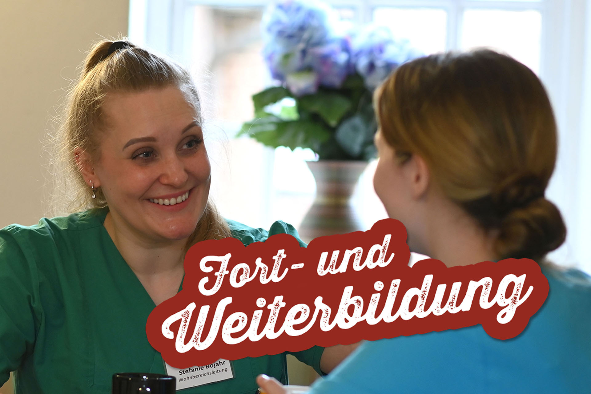 Fort- und Weiterbildung - zwei Pflegerinnen unterhalten sich