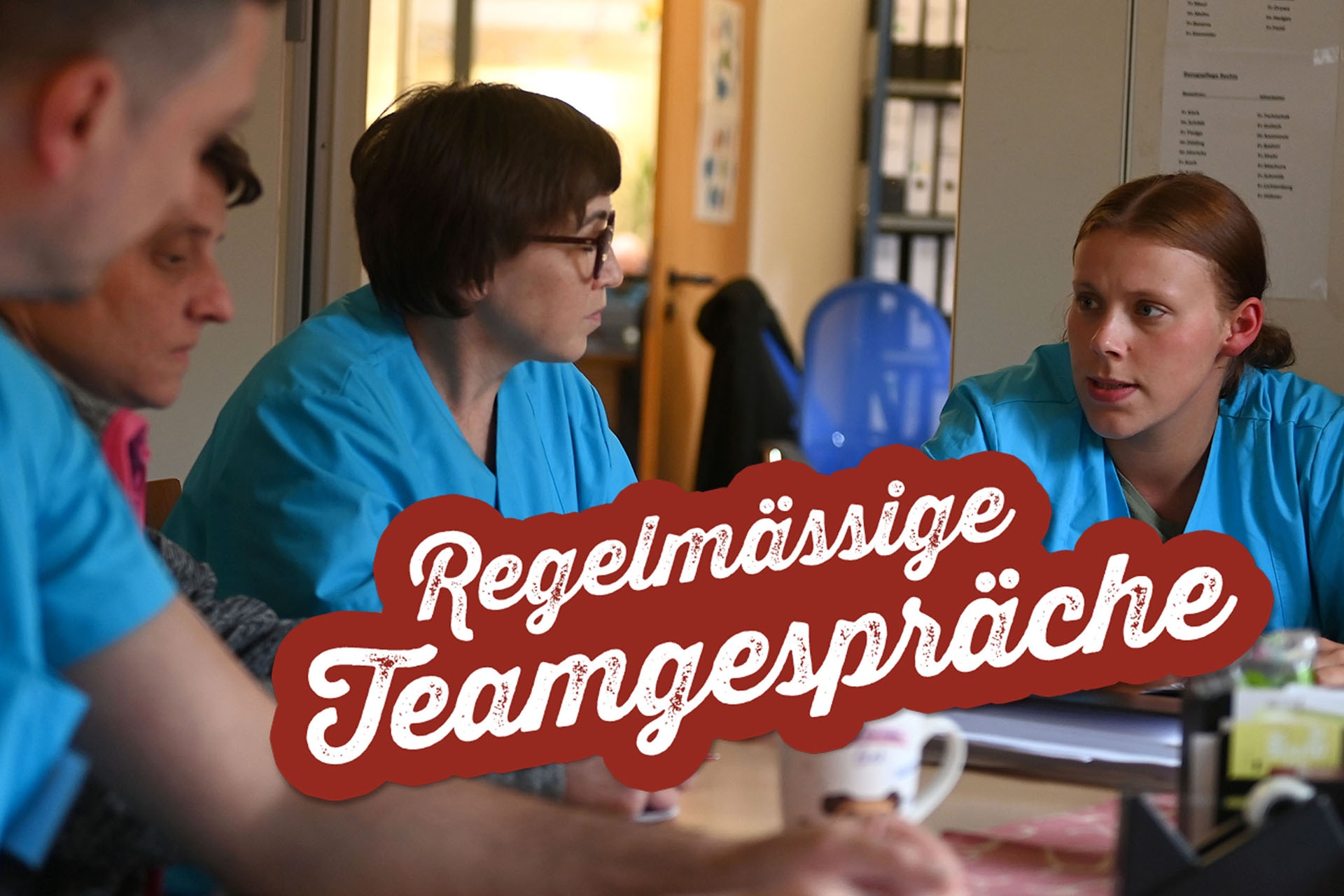 Regelmässige Teamgespräche - Pflegerinnen und Pfleger unterhalten sich
