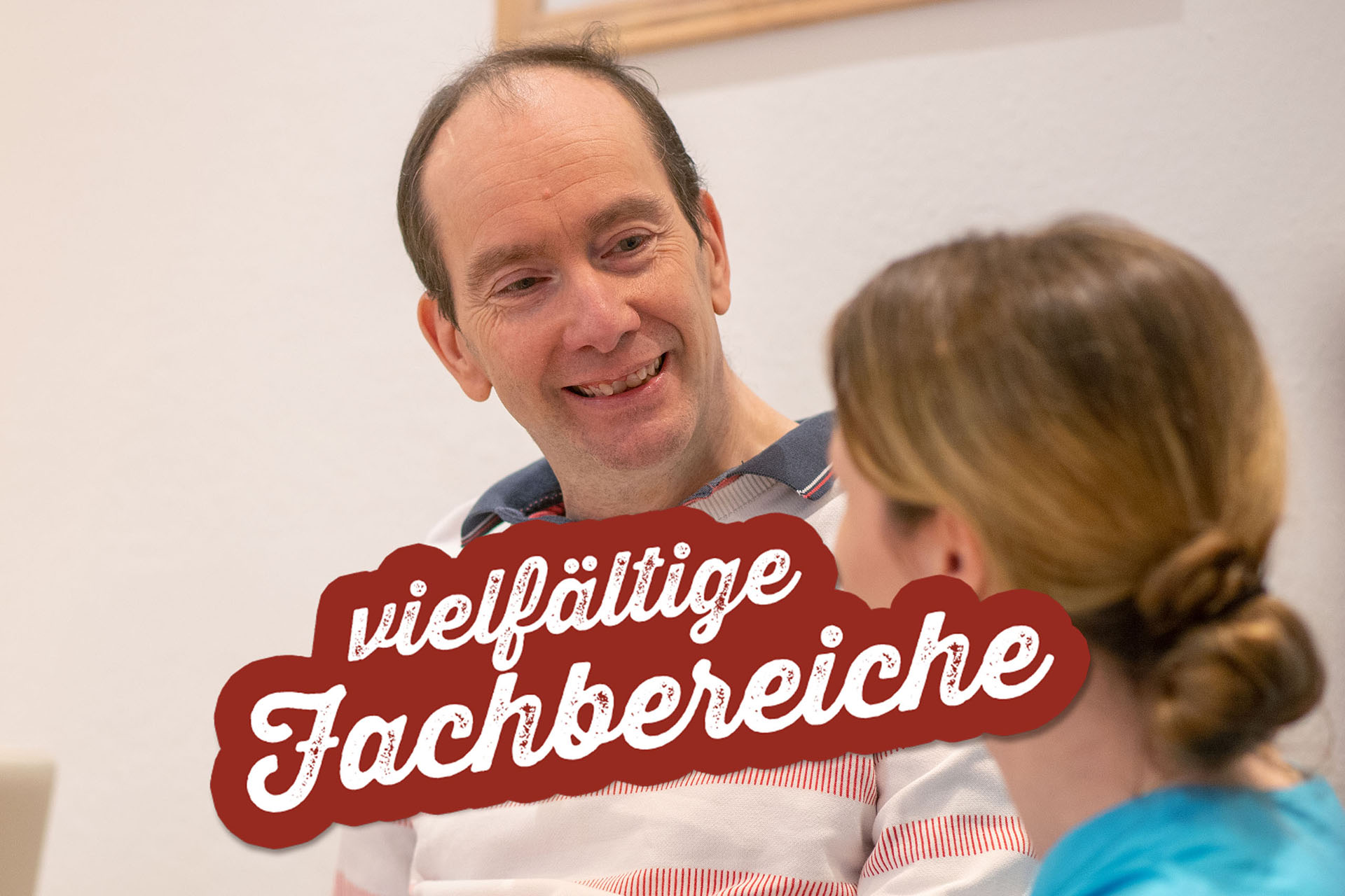 vielfältige Fachbereiche - Bewohner mit Pflegerin im Dialog
